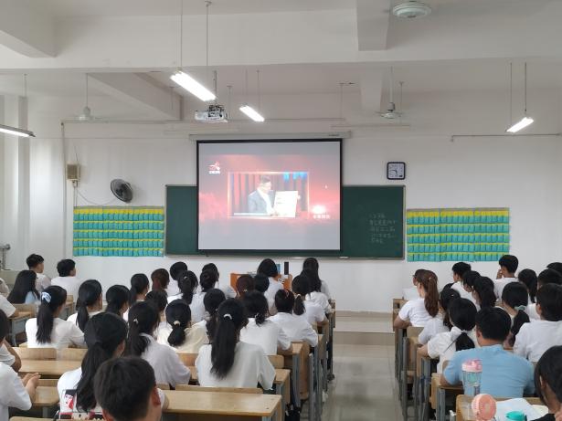 学生观看照片